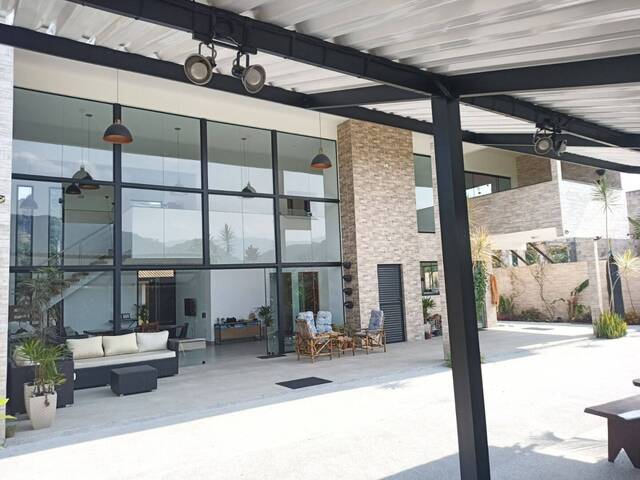 Sobrado para Venda em Ubatuba - 2