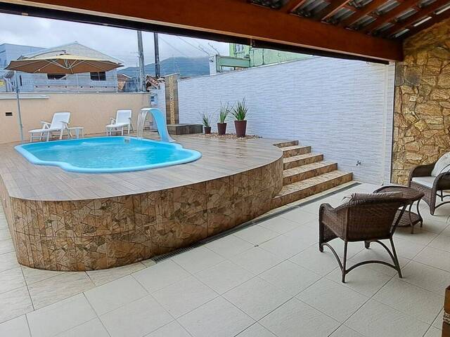 Sobrado para Venda em Caraguatatuba - 4