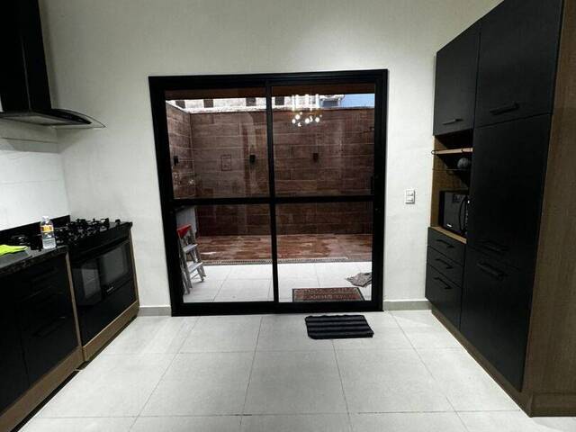 Sobrado para Venda em Caraguatatuba - 2