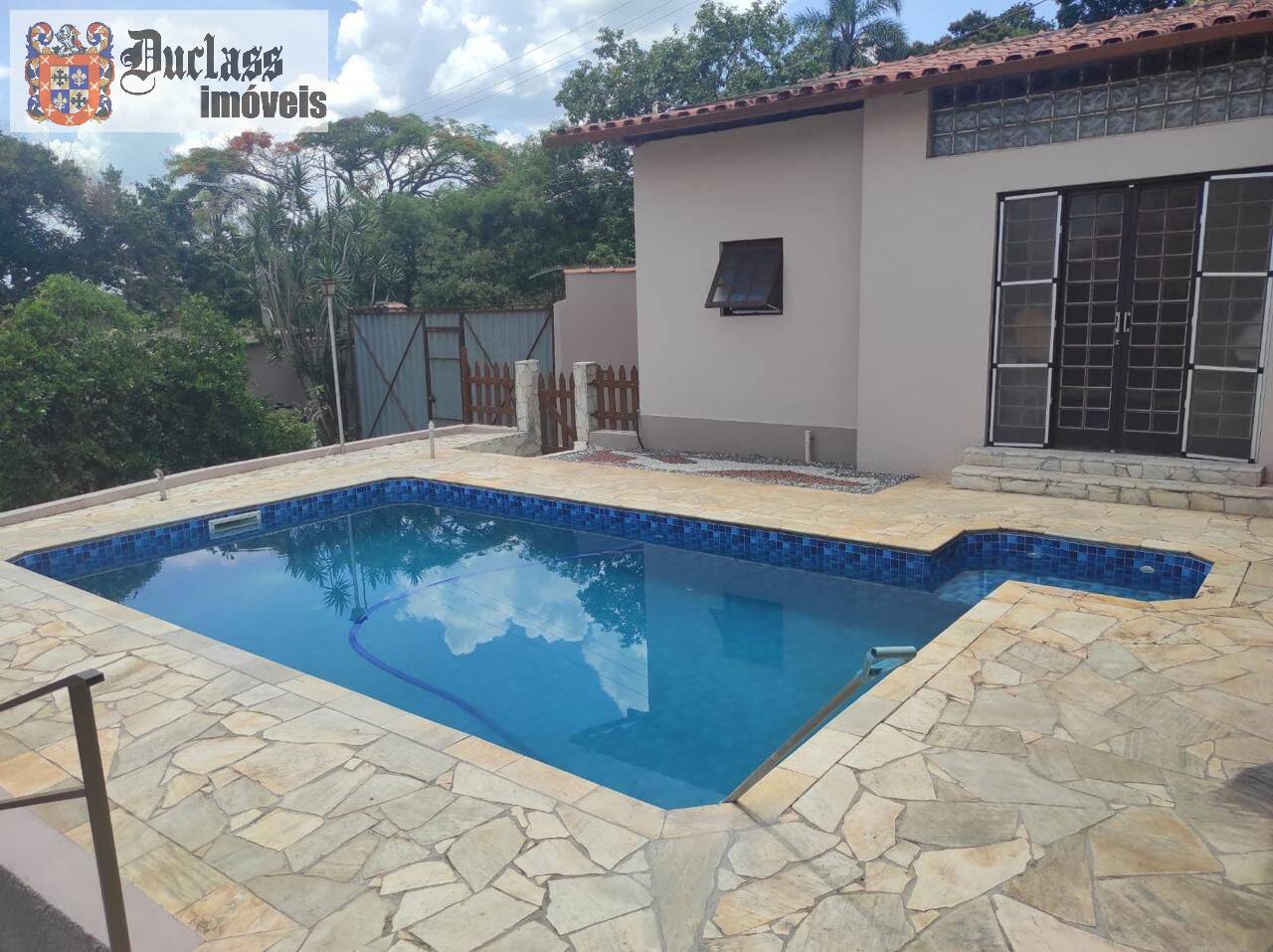 Chácara à venda com 4 quartos, 371m² - Foto 1